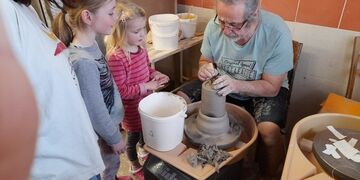 10 nejčtenějších článků roku 2025 o neslyšících, jejich rodinách a odbornících