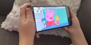 Prasátko Peppa: bratříček Tom používá sluchadlo